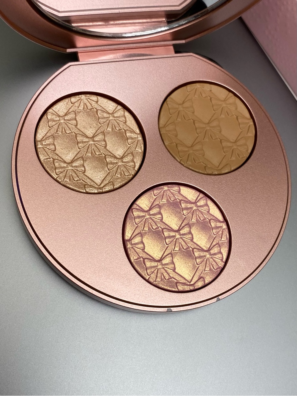 MAC Effervescence Extra Dimension Face Compact: Light